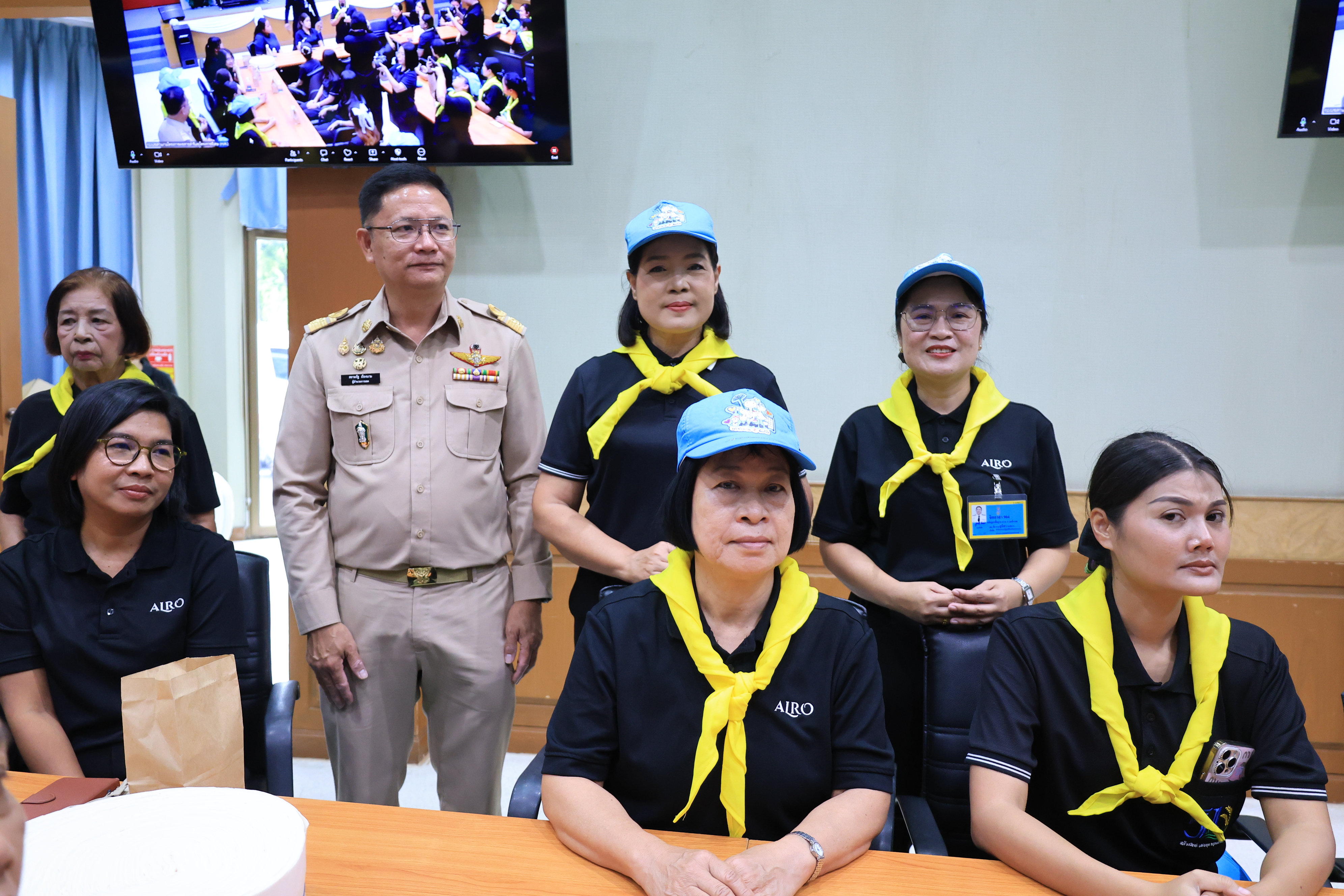 title - ส.ป.ก. จัดกิจกรรม “ประดิษฐ์ดอกไม้ถวายความอาลัย” ส่งเสริมสนับสนุนให้บุคลากรมีจิตสาธารณะและมีส่วนร่วมในการบำเพ็ญสาธารณะประโยชน์